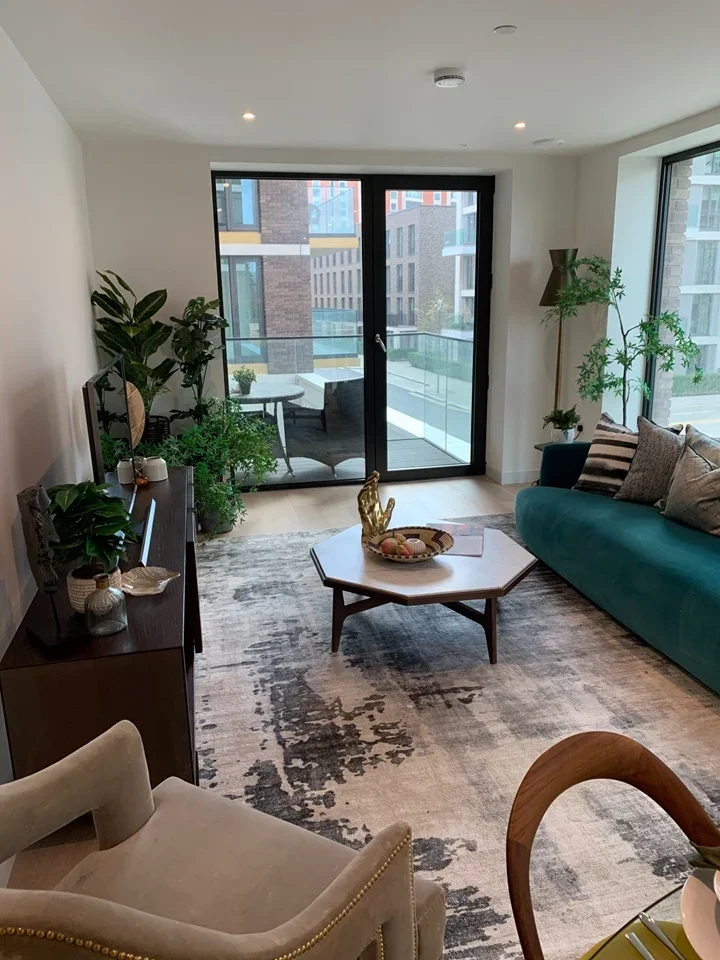 Flat Royal Crest Avenue in Greater London