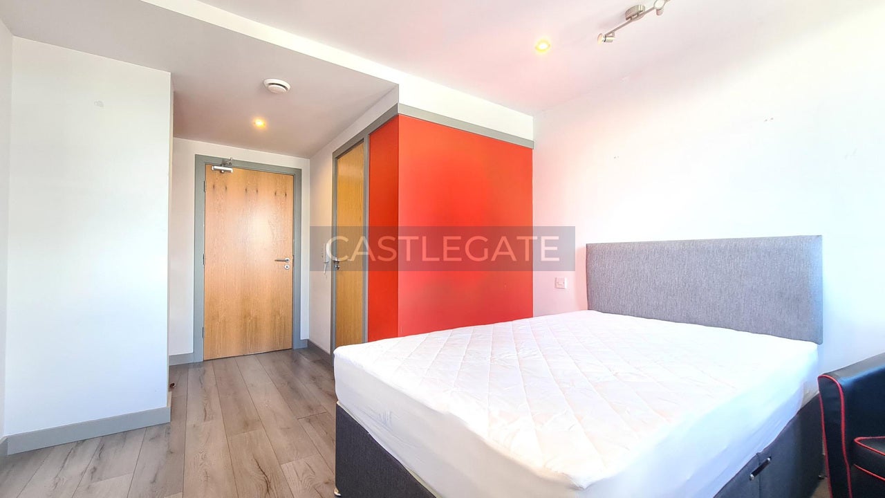 Room Half Moon Street in Huddersfield