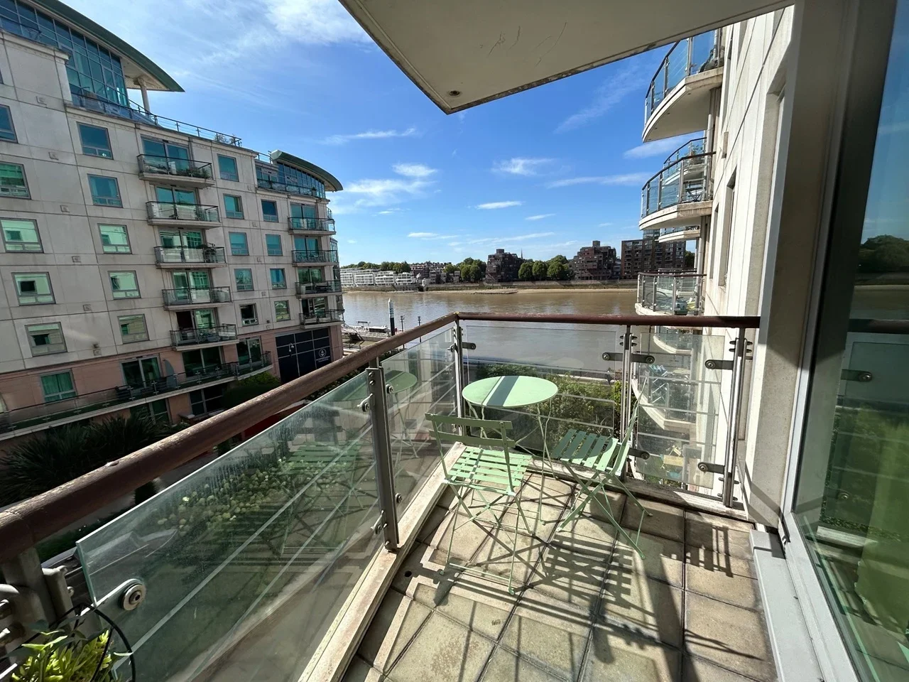 Flat Bridgefoot in Greater London