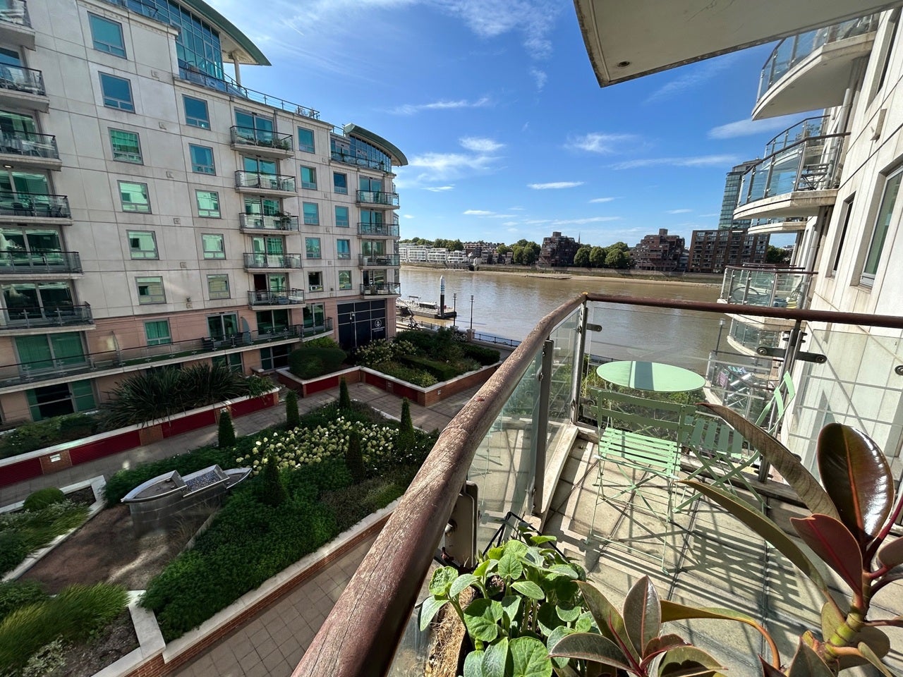 Flat Bridgefoot in Greater London