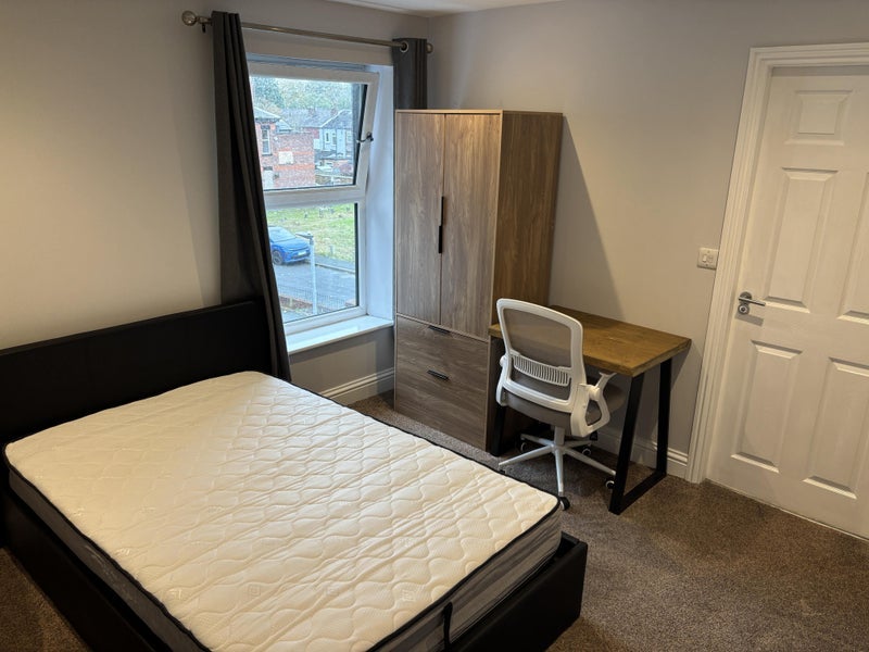 Flat Worsley Road in Manchester