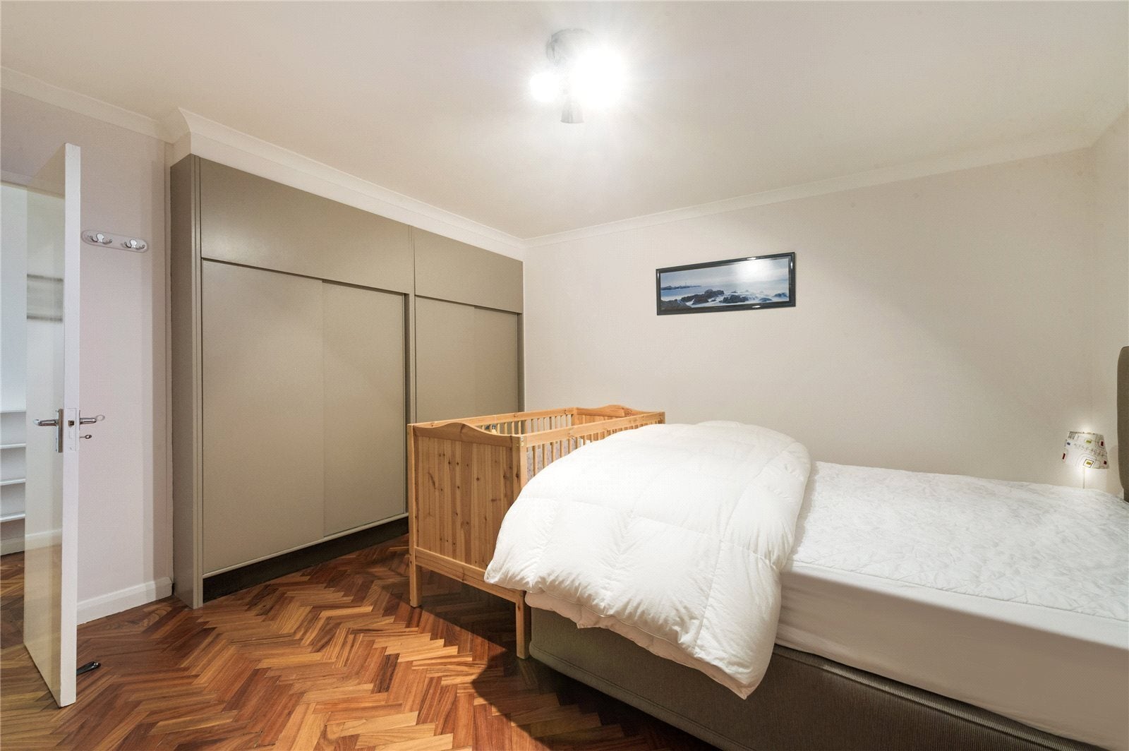Flat Maresfield Gardens in Greater London
