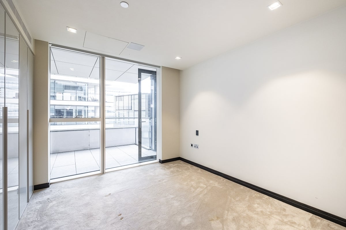 Flat Earls Way in Greater London