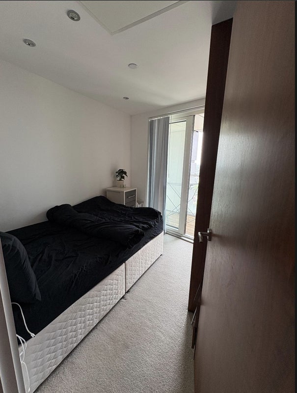 Room Lincoln Plaza in Greater London