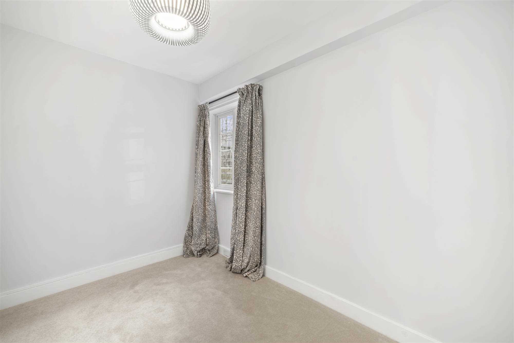 Flat Chiswick Village in Greater London
