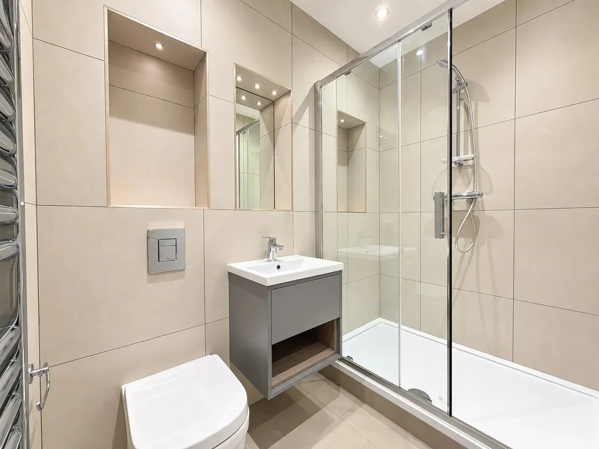 Flat Carlyle Road in Greater London