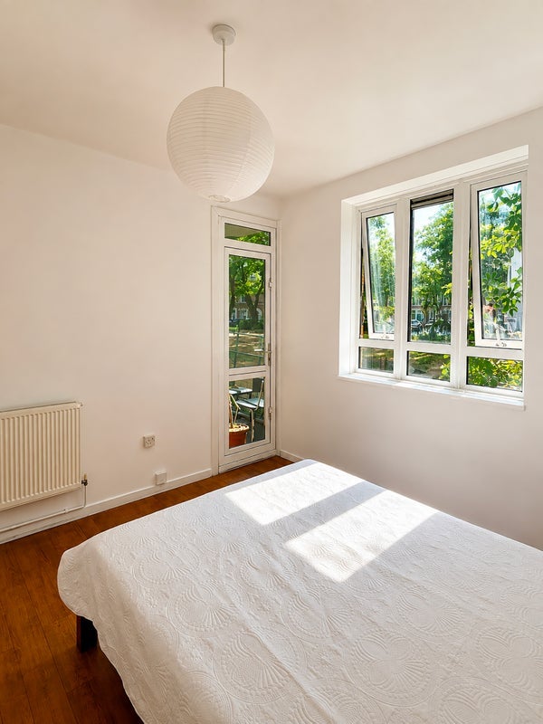 Flat Sewardstone Road in Greater London