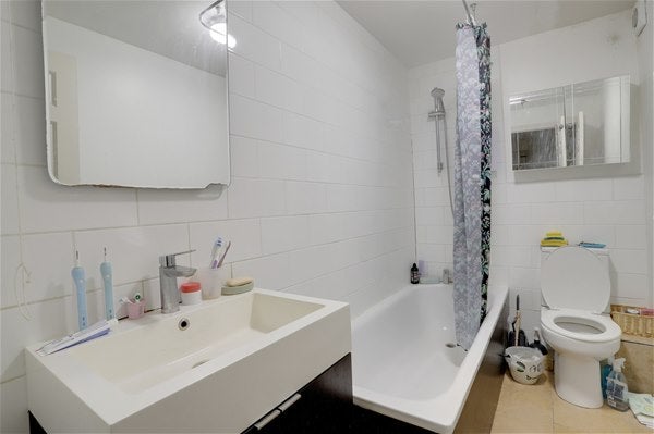 Flat Leigh Hunt Drive in Greater London