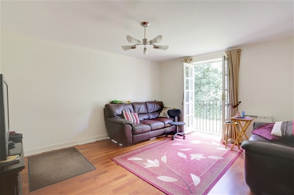 Flat Leigh Hunt Drive in Greater London