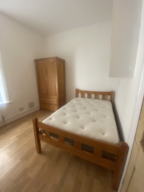 Room Grantully Road in City of Westminster