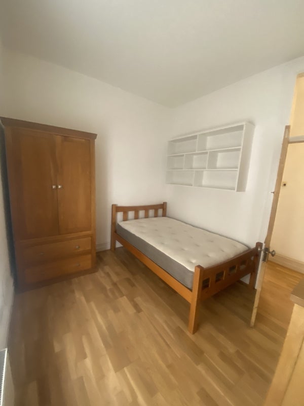 Room Grantully Road in City of Westminster