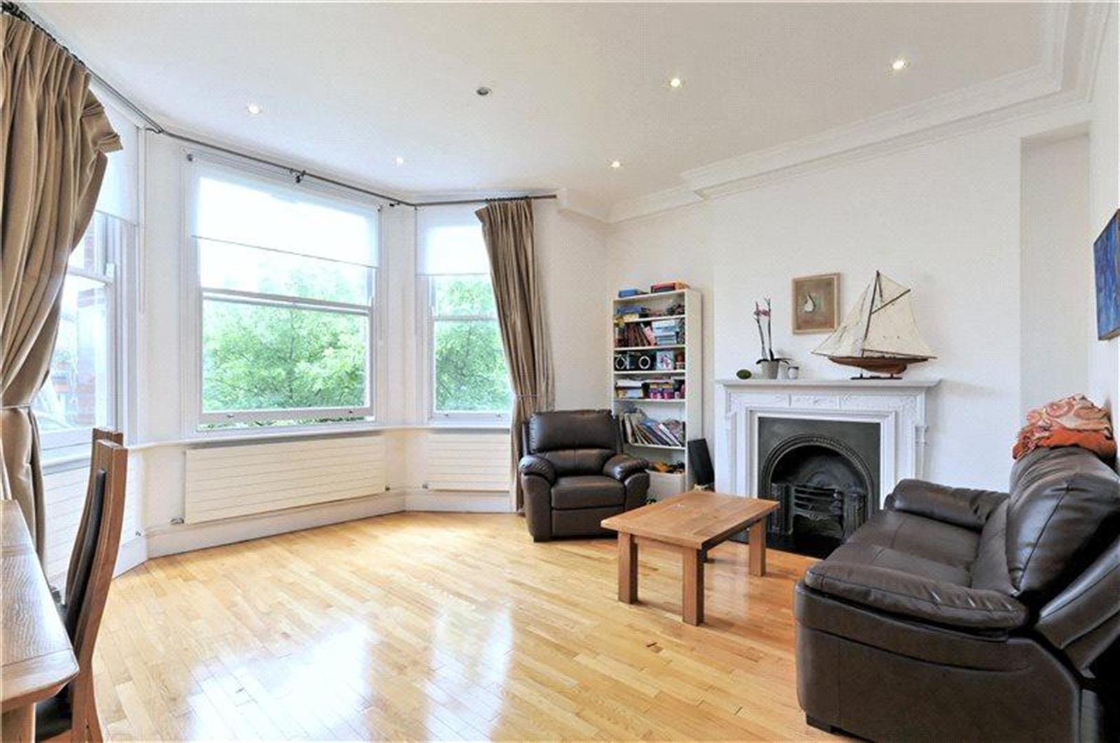 Flat Greencroft Gardens in Greater London