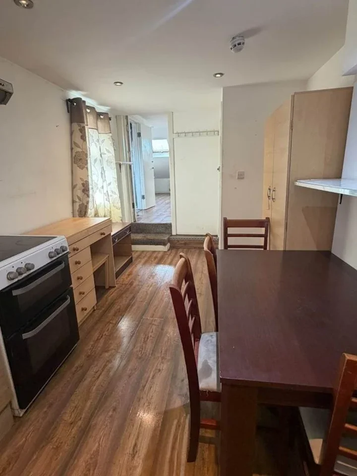 Flat Rose Lane in Greater London