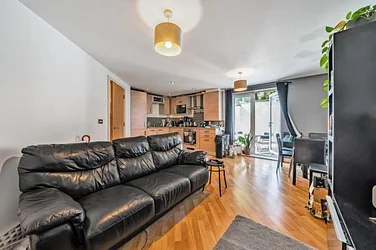 Flat Clapham Road in Greater London