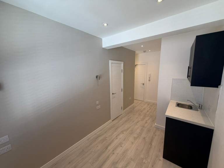 Flat Clarence Road in Greater London