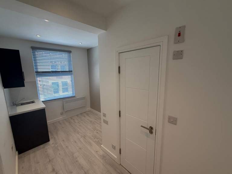 Flat Clarence Road in Greater London