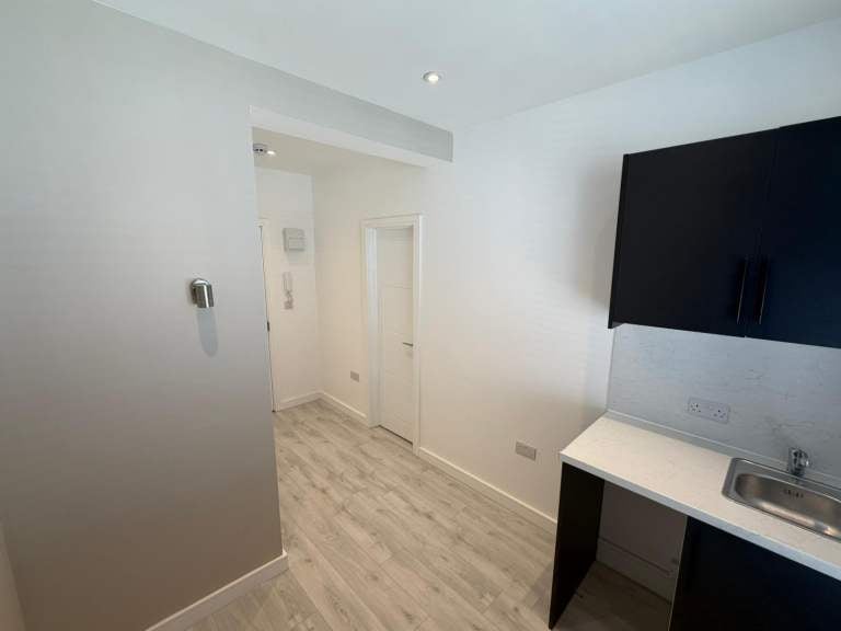 Flat Clarence Road in Greater London