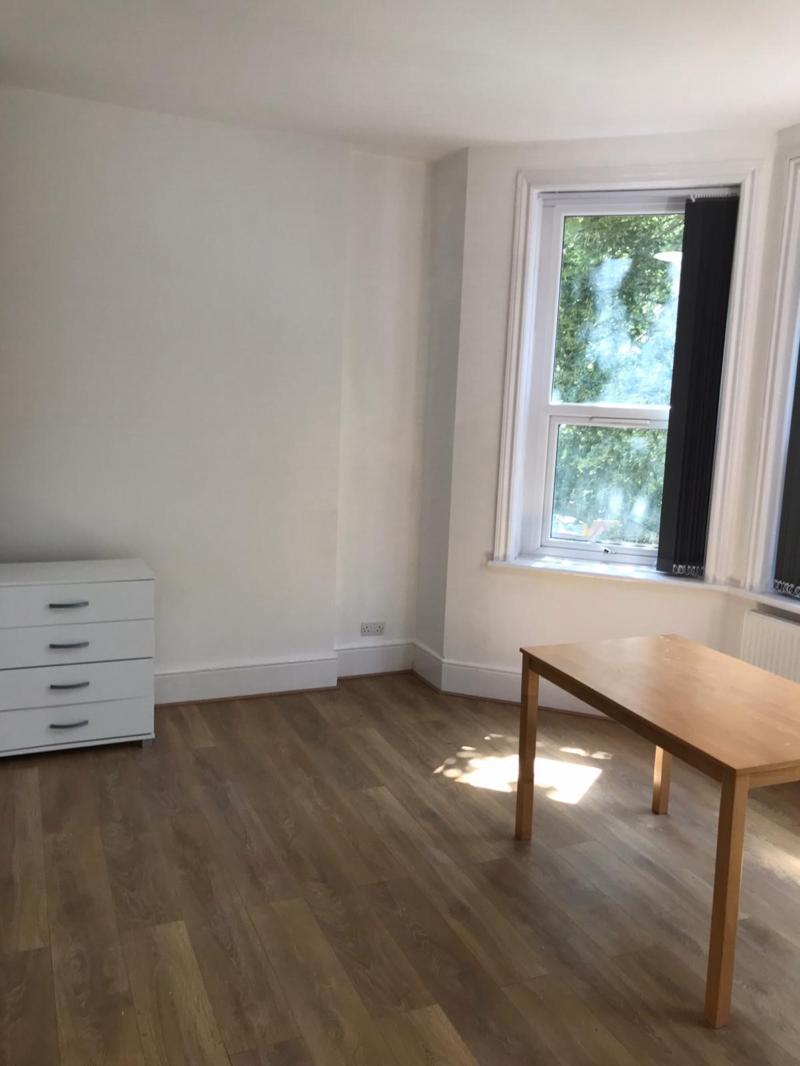 Flat Park Avenue in Greater London