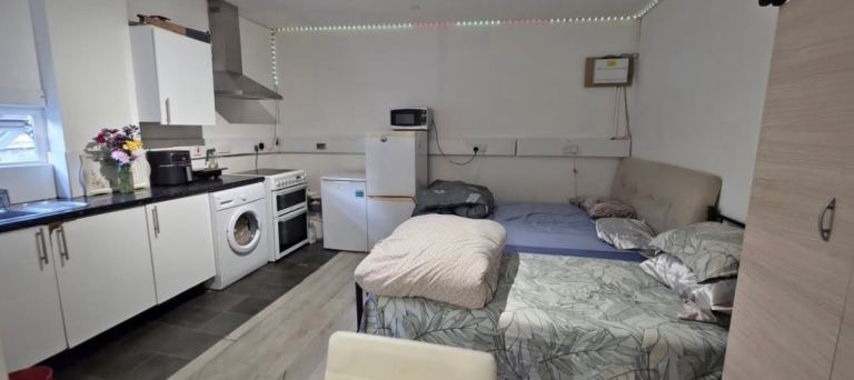 Flat Spencer Road in Greater London