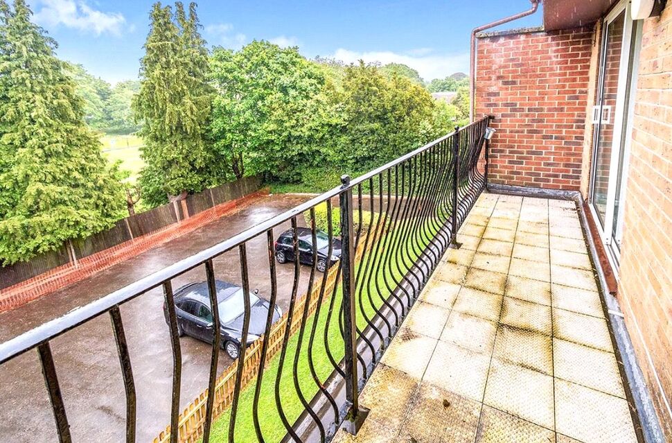 Flat Paynes Road in Southampton