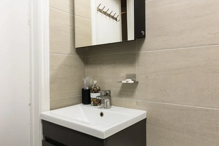 Flat Kempsford Gardens in Greater London