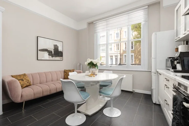 Flat Kempsford Gardens in Greater London