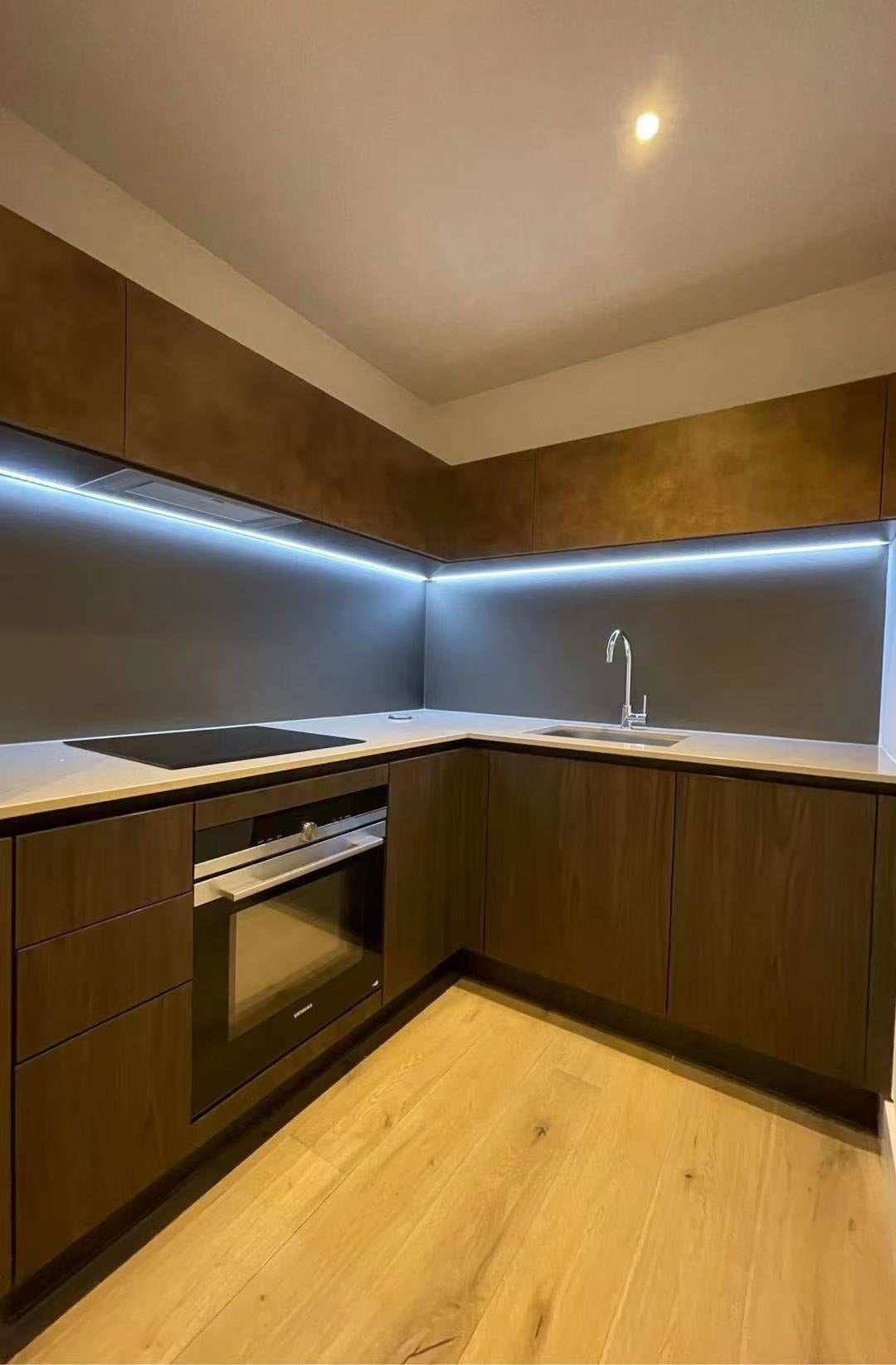 Flat Trenchold Street in Greater London