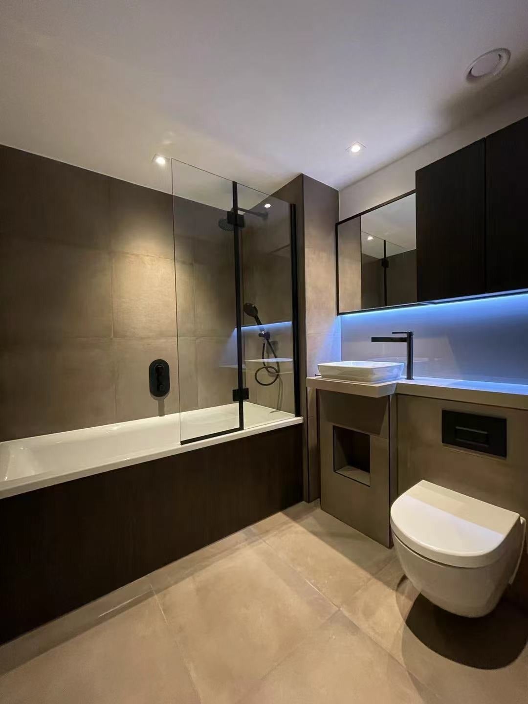 Flat Trenchold Street in Greater London
