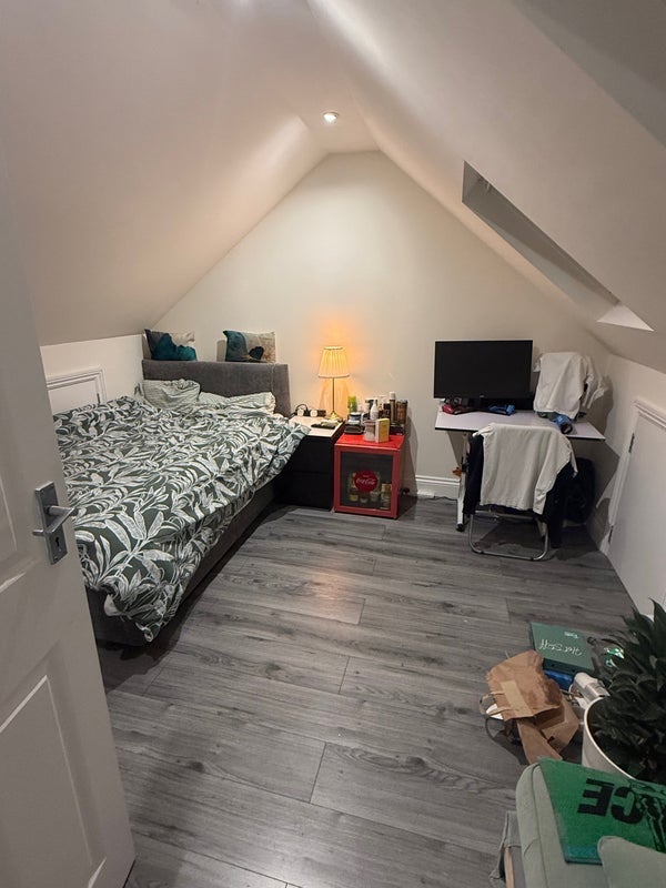 Flat Taunton Avenue in Greater London