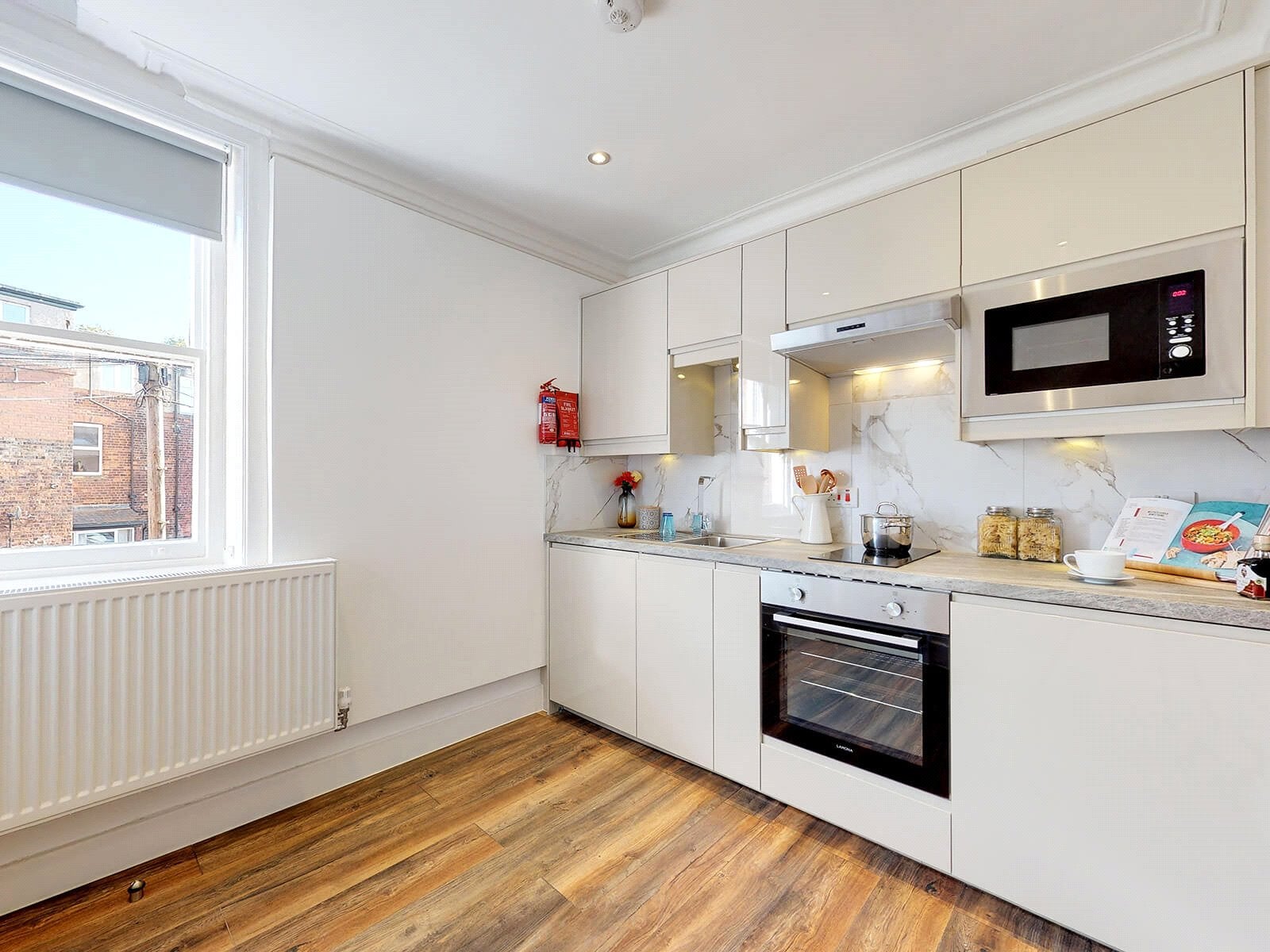 Room Clarendon Road in Leeds
