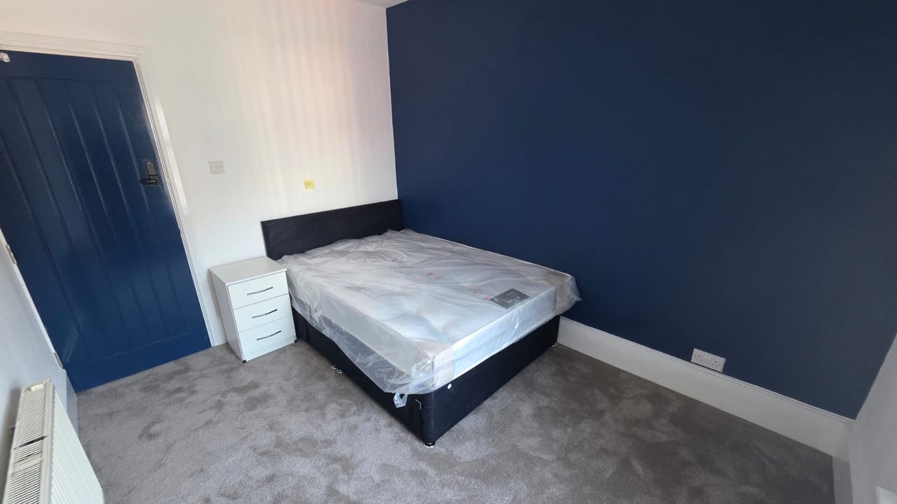 Room Clarendon Road in Luton