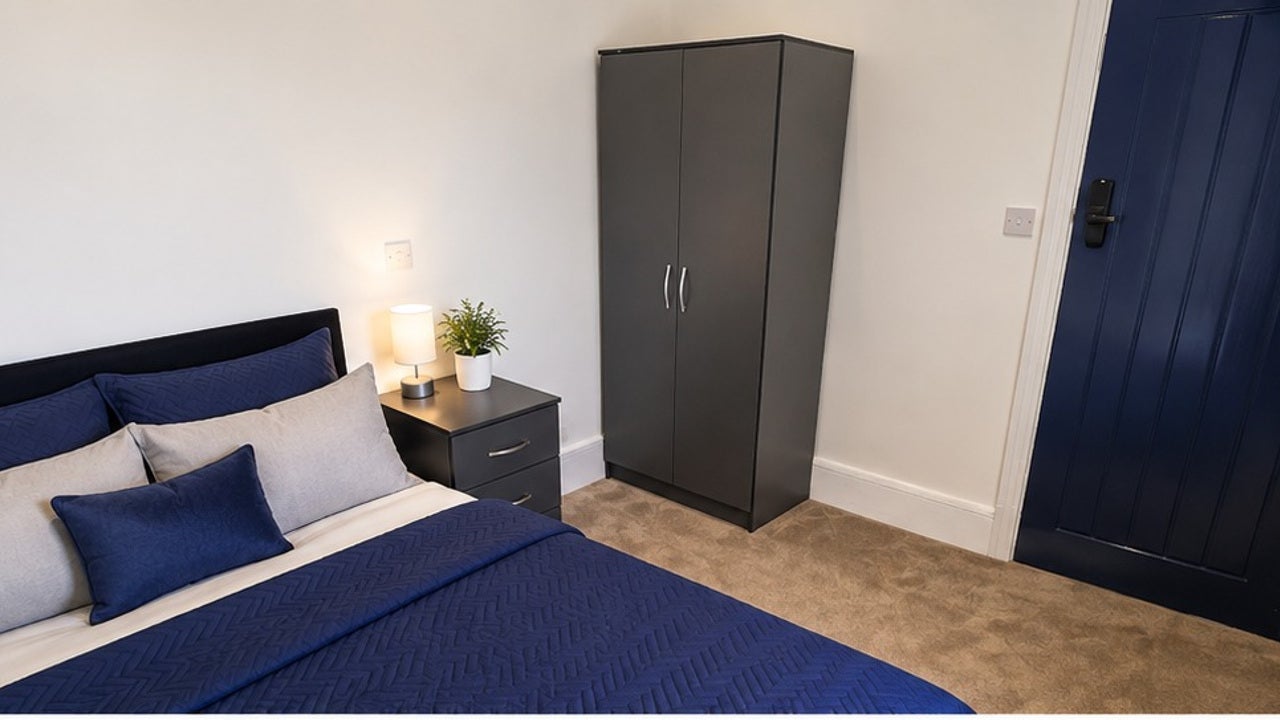 Room Clarendon Road in Luton