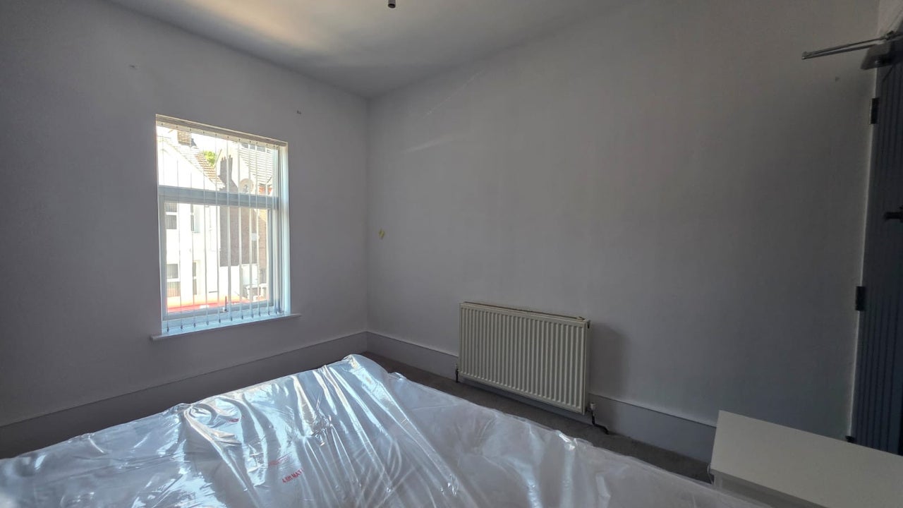 Room Clarendon Road in Luton