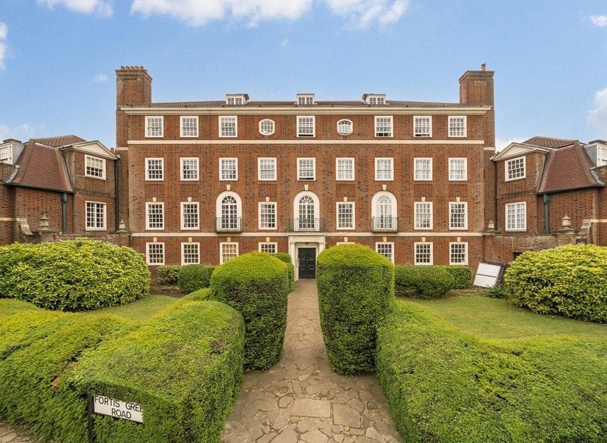 Flat Fortis Green Road in Greater London