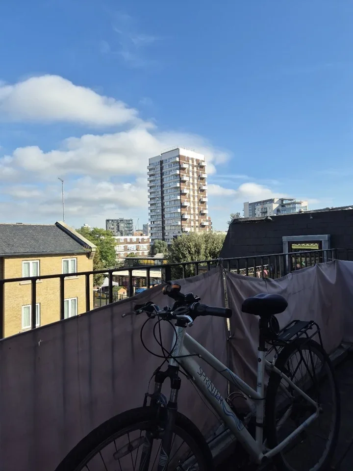 Flat Commercial Road in Greater London