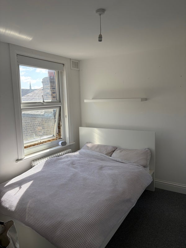 Room Valmar Road in Greater London