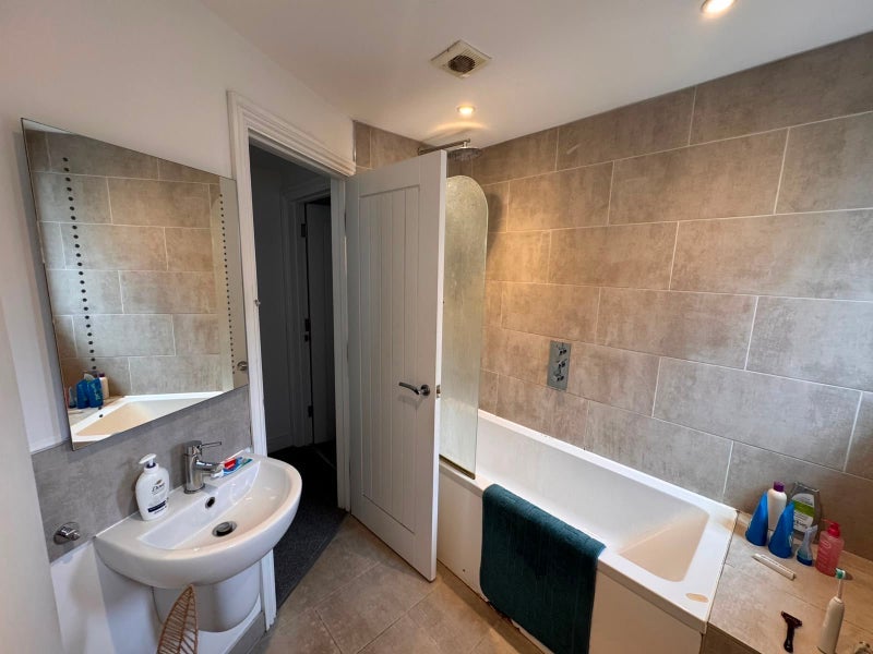 Room Valmar Road in Greater London