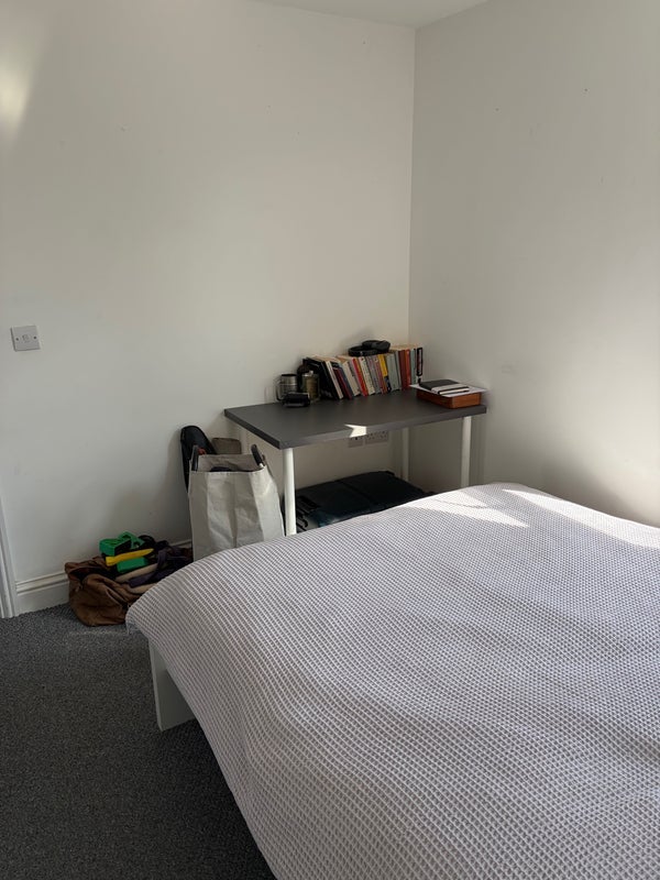 Room Valmar Road in Greater London
