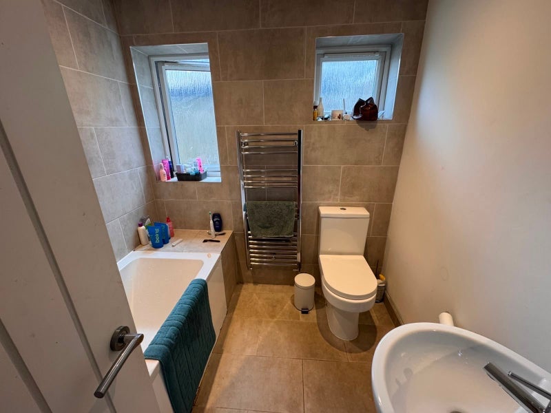 Room Valmar Road in Greater London