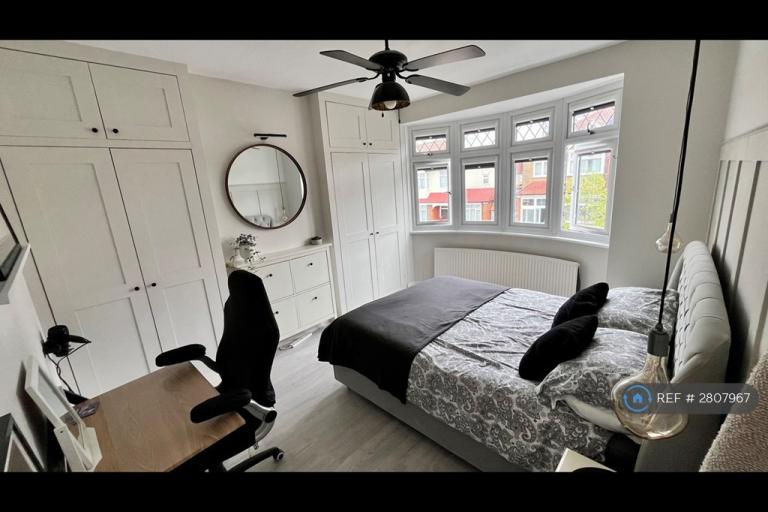 Room Cedars Road in Greater London