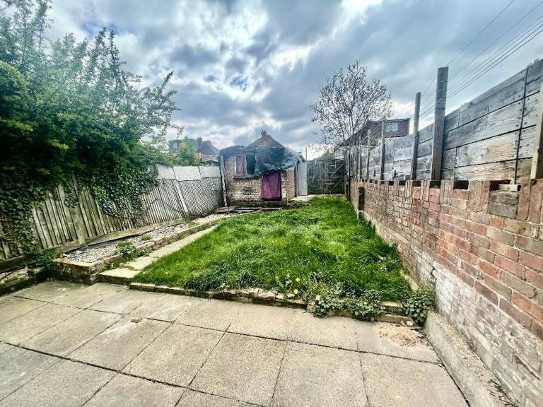 House Whitton Avenue West in Greater London