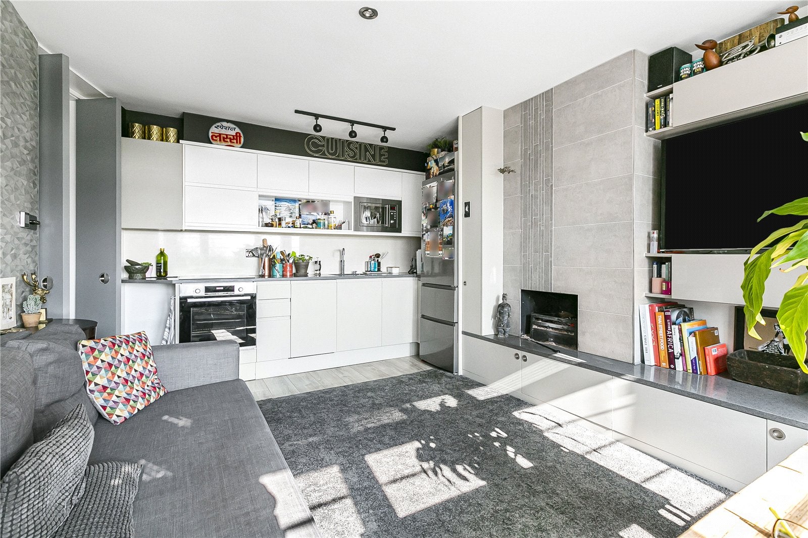 Flat Harvard Road in Greater London