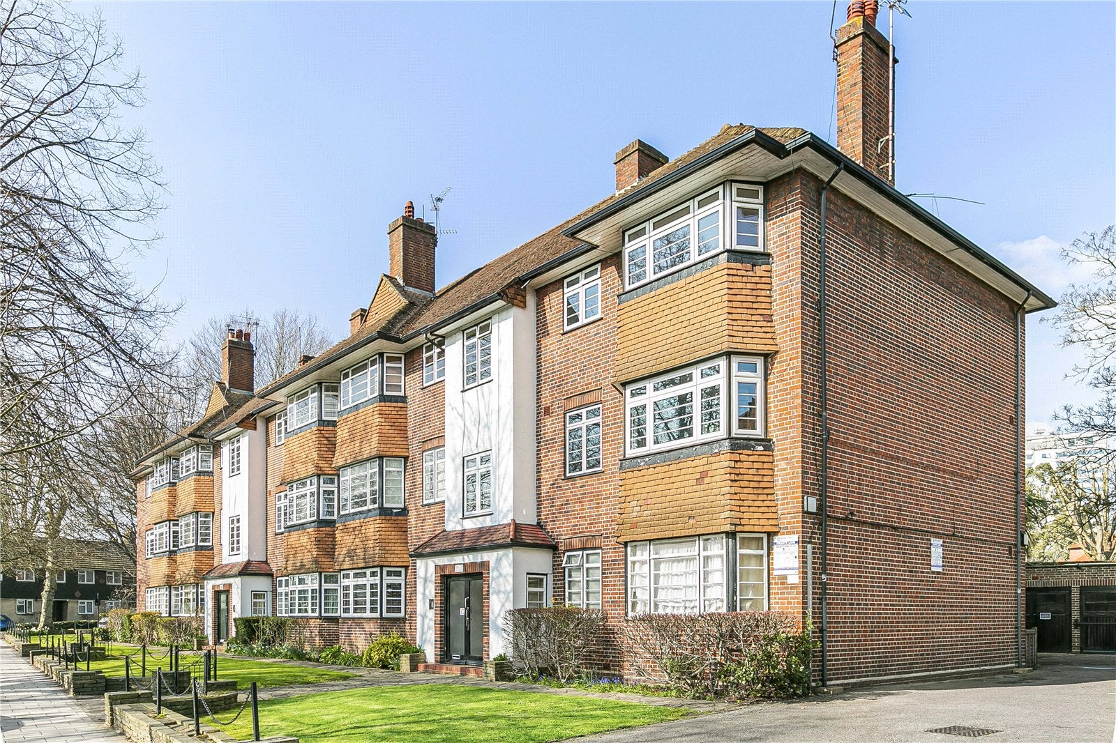 Flat Harvard Road in Greater London