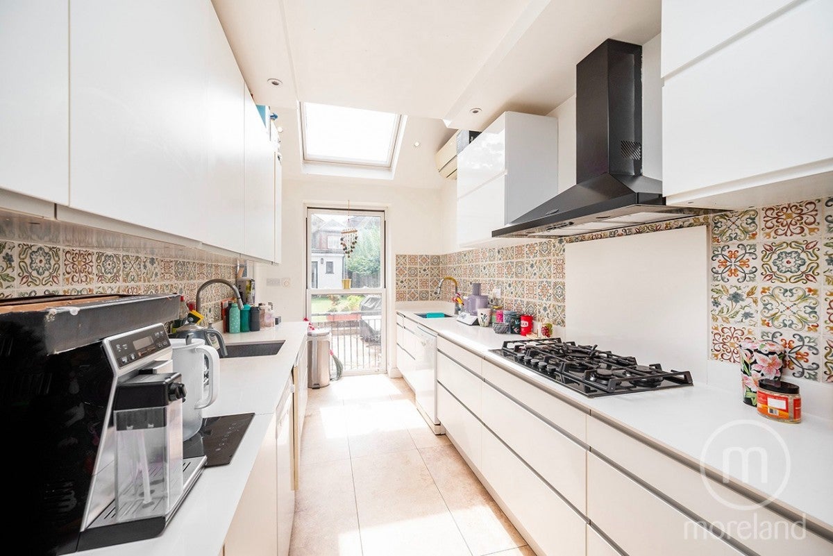 Flat Russell Gardens in Greater London