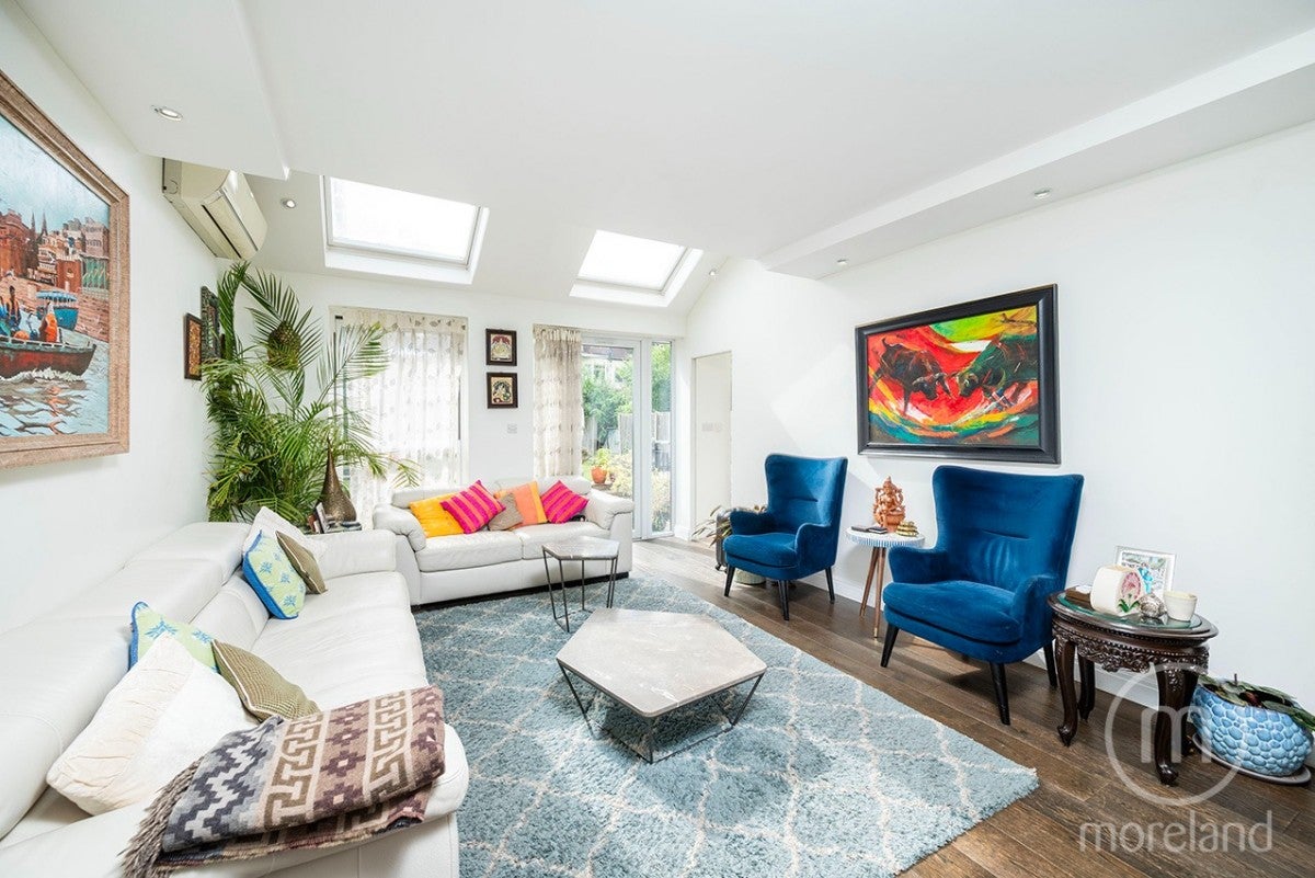 Flat Russell Gardens in Greater London
