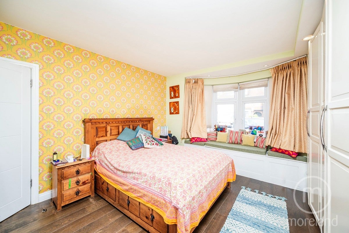 Flat Russell Gardens in Greater London