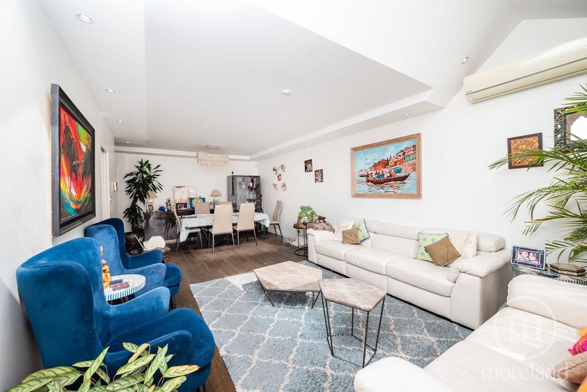 Flat Russell Gardens in Greater London