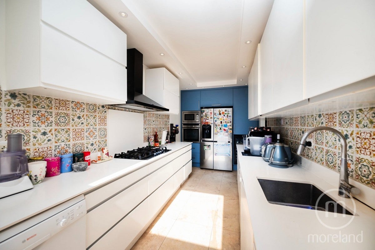 Flat Russell Gardens in Greater London