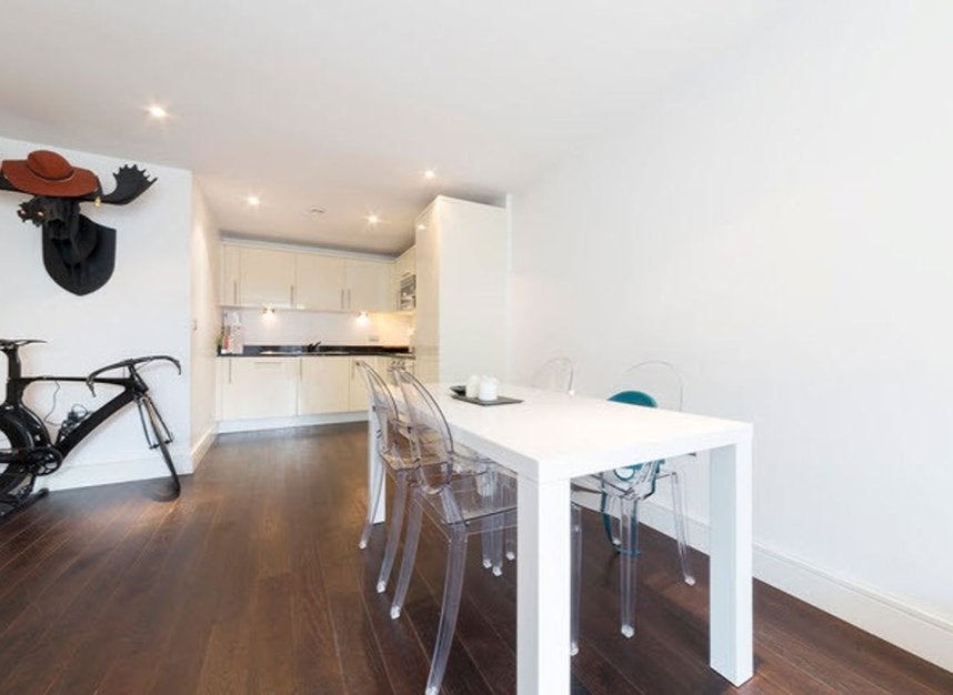 Flat Drayton Park in Greater London