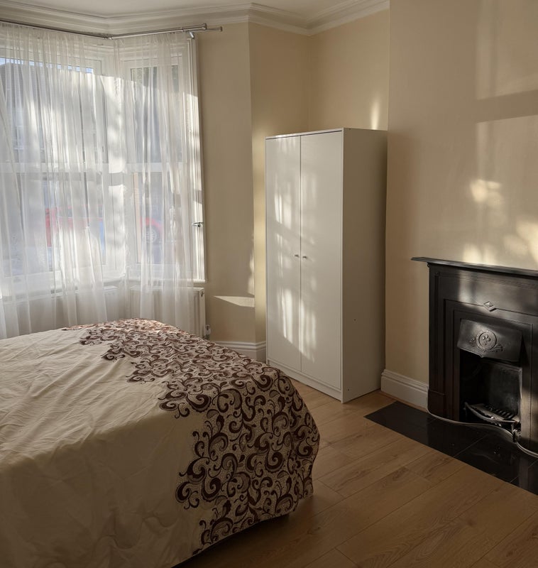 Room Heath Road in Greater London